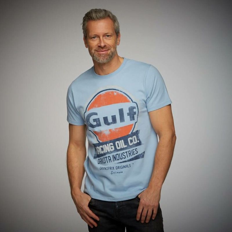 GULF｜レーシング オイル Tシャツ｜Tシャツ｜ガルフブルー｜モデル着用