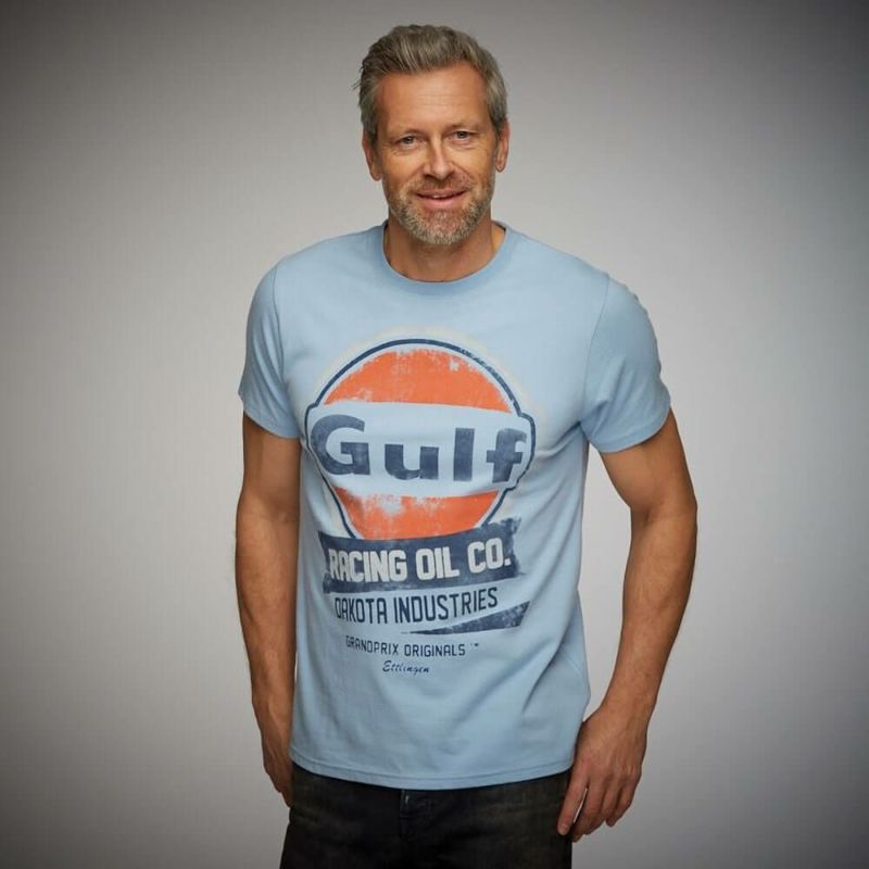 GULF｜レーシング オイル Tシャツ｜Tシャツ｜ガルフブルー｜モデル着用
