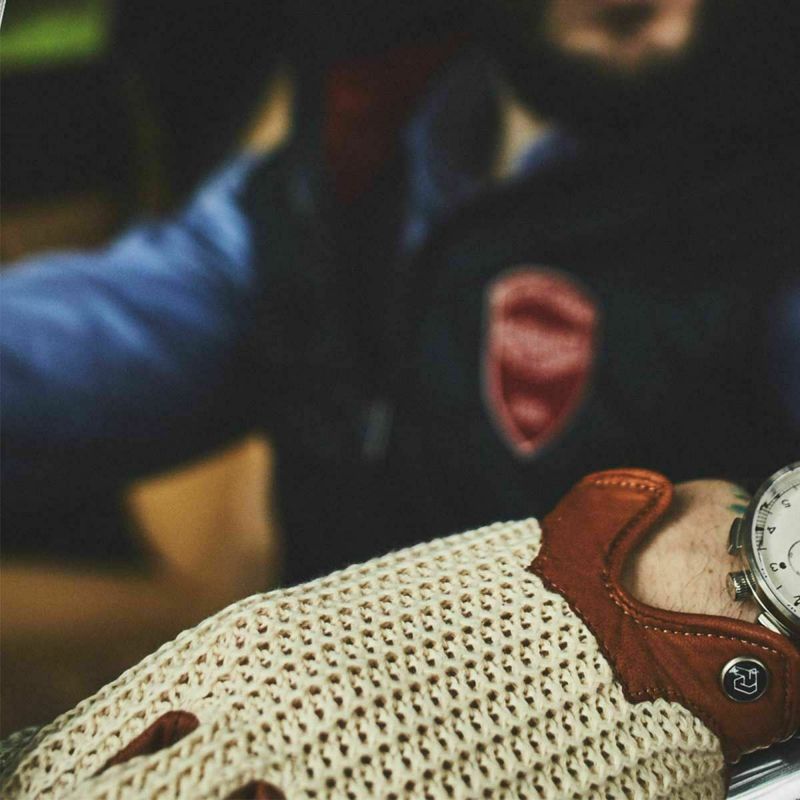 AUTODROMO｜ストリングバック・ドライビング・グローブ｜ロング｜コニャック｜モデル着用