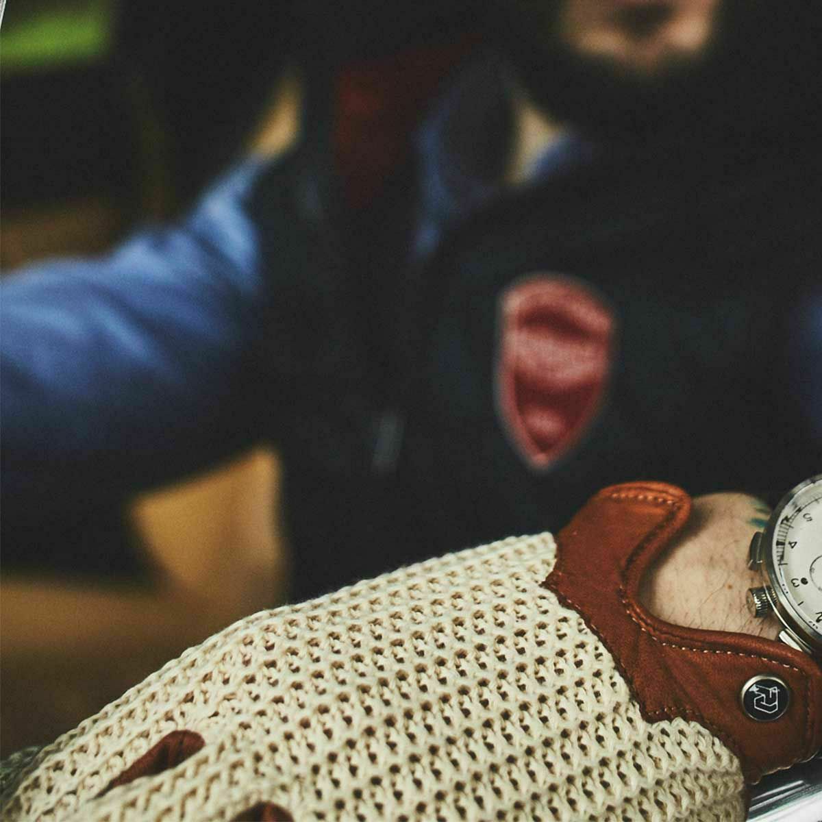 AUTODROMO｜ストリングバック・ドライビング・グローブ｜ロング｜コニャック｜モデル着用