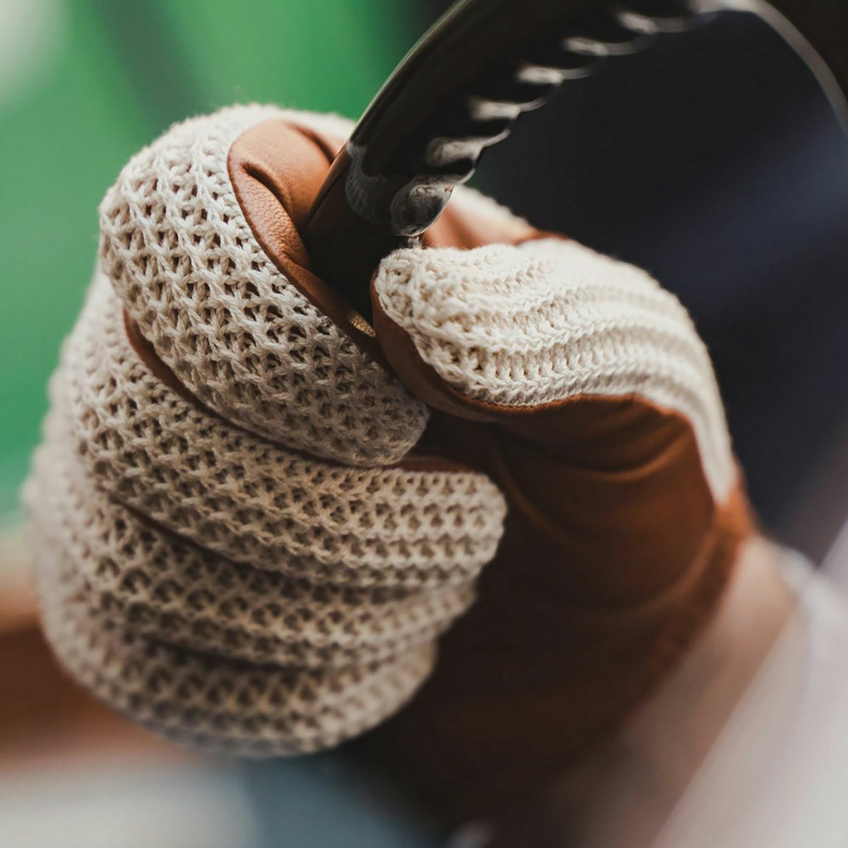 AUTODROMO｜ストリングバック・ドライビング・グローブ｜ロング｜コニャック｜モデル着用