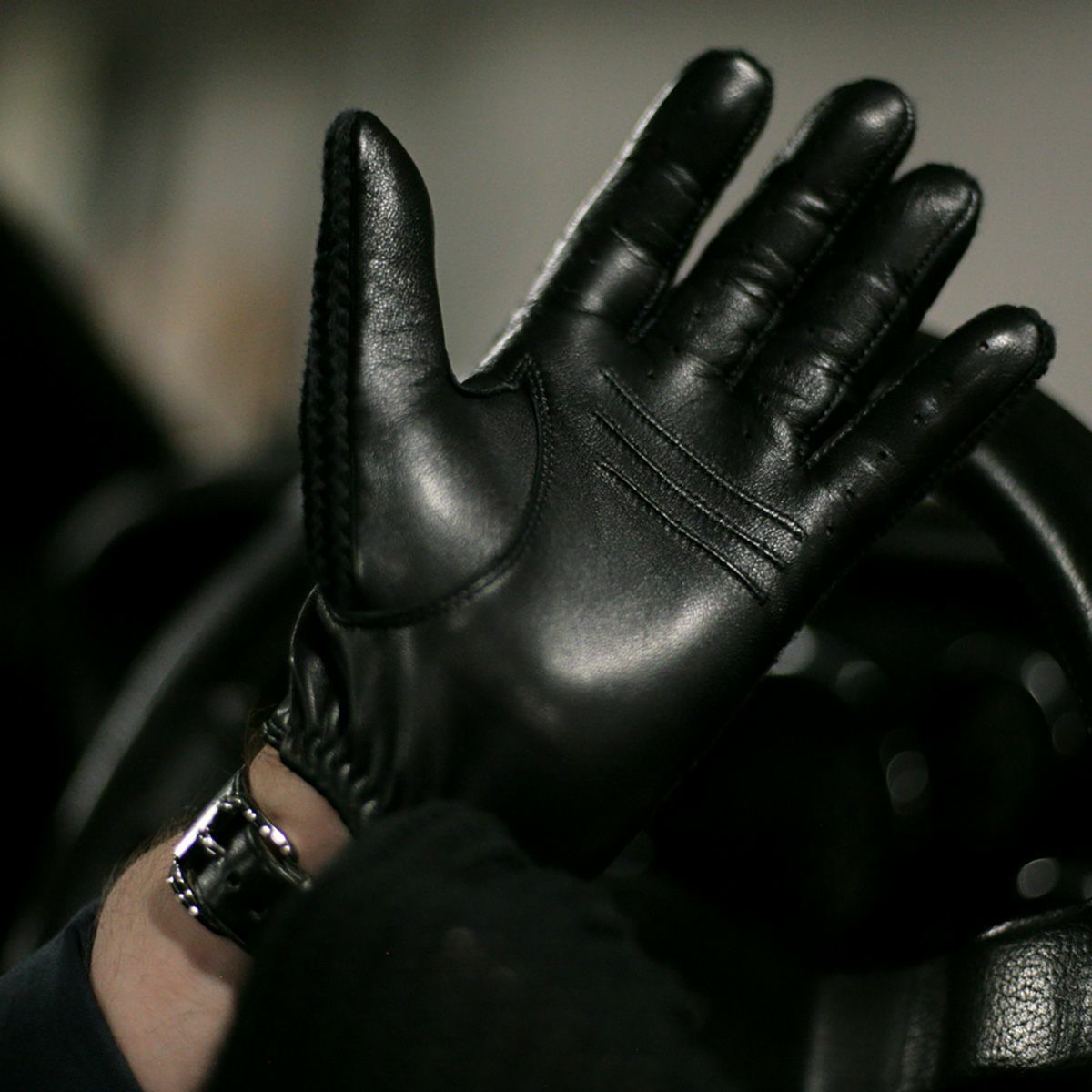 AUTODROMO｜ストリングバック・ドライビング・グローブ｜ロング｜ブラックAUTODROMO｜ストリングバック・ドライビング・グローブ｜ブラック｜モデル着用