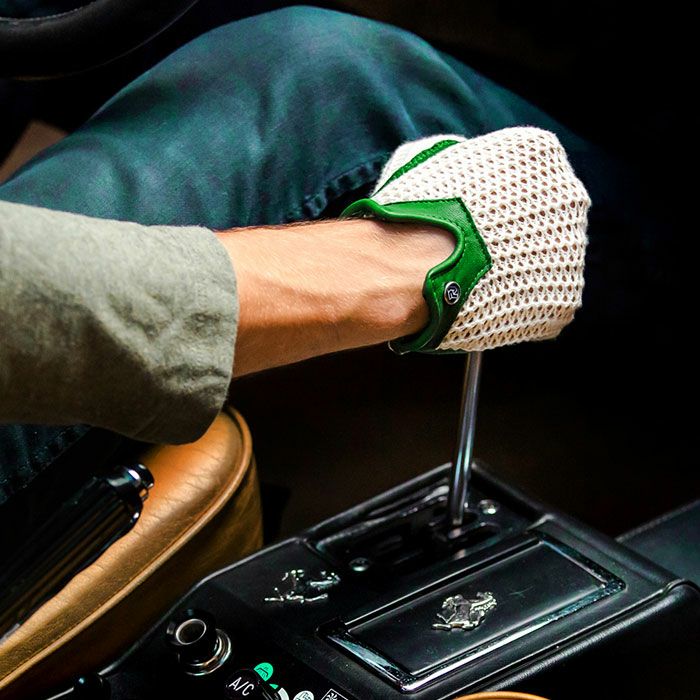 AUTODROMO｜ストリングバック・ドライビング・グローブ｜ロング｜グリーン｜モデル着用