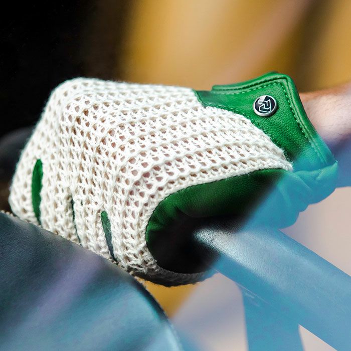 AUTODROMO｜ストリングバック・ドライビング・グローブ｜ロング｜グリーン｜モデル着用