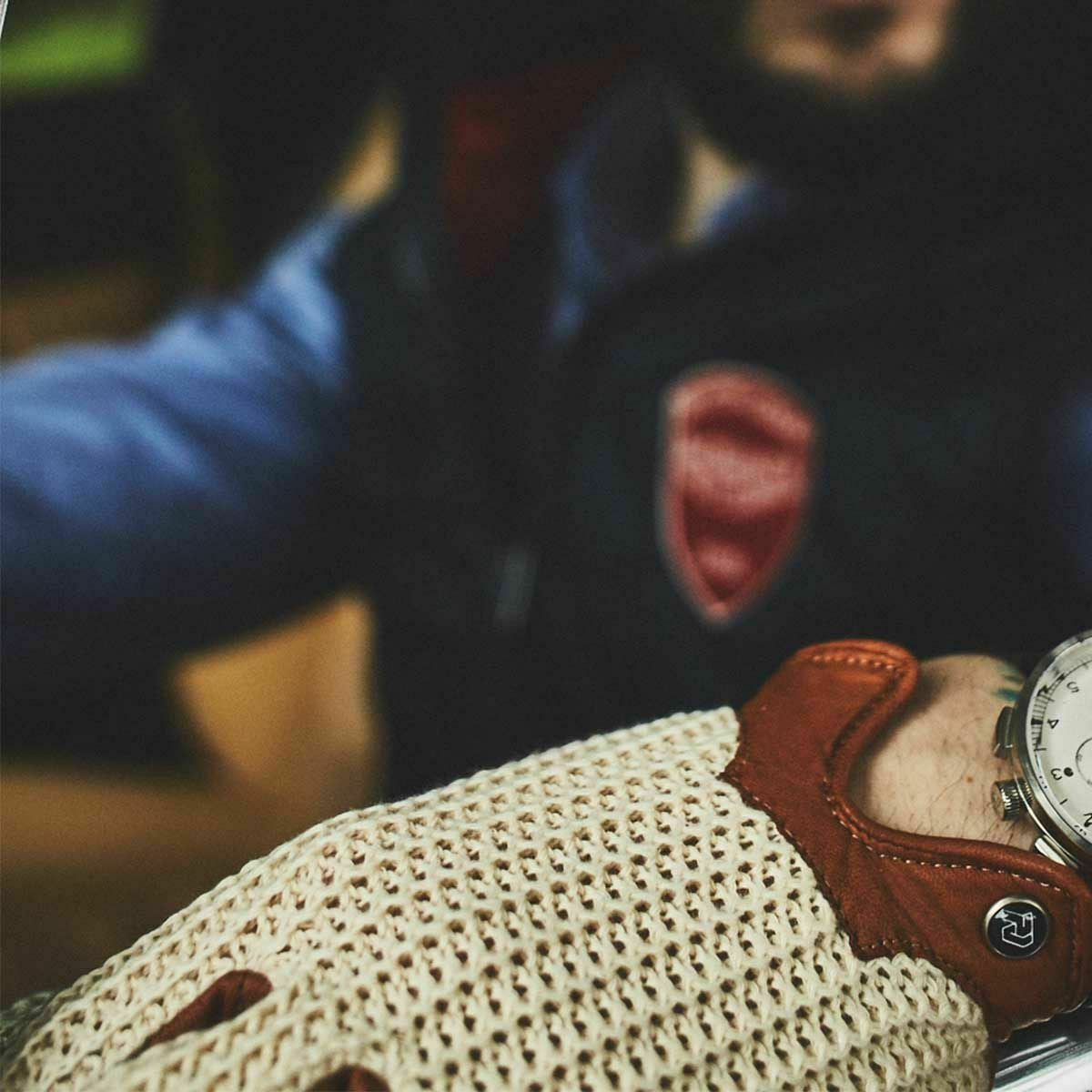 AUTODROMO｜ストリングバック・ドライビング・グローブ｜ロング｜グリーン｜モデル着用