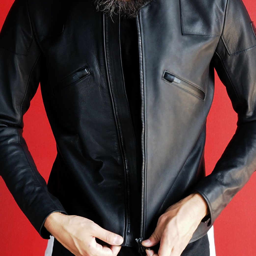 CRUFTER｜CR-MJ1N ノーカラー シングル ライダース｜レザー｜ブラック｜モデル着用