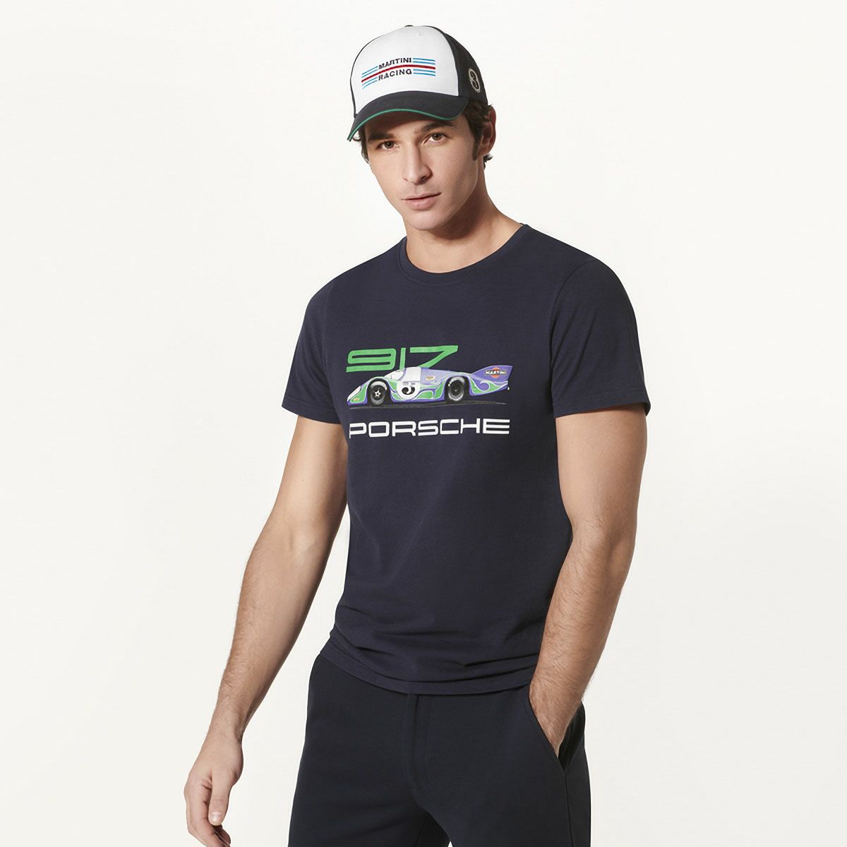 PORSCHE MARTINI RACING｜No.18 コレクターズ Tシャツ｜ブルー｜モデル着用