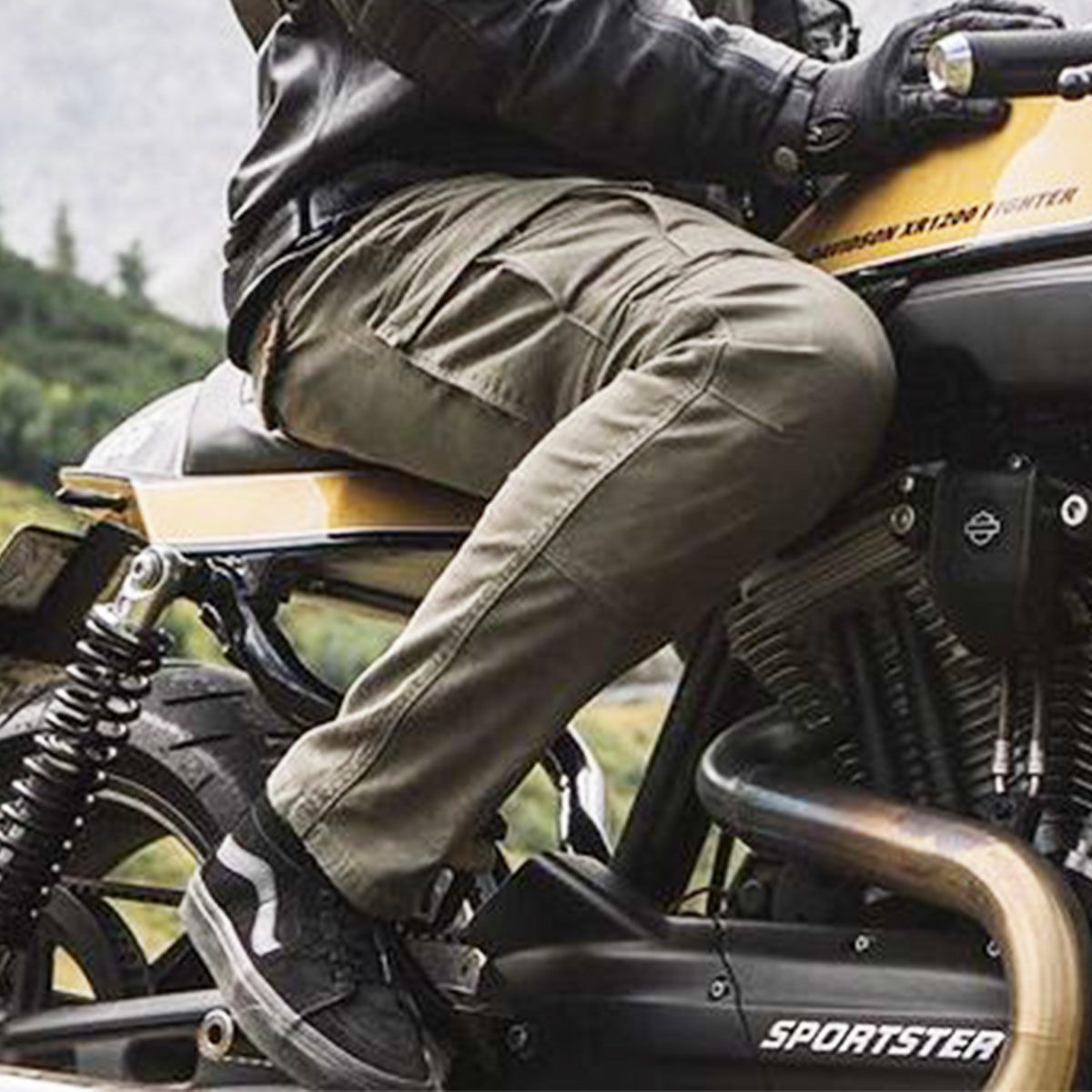 John Doe｜ストローカー XTM カーゴパンツ｜チノ・カーゴ｜キャメル｜モデル着用