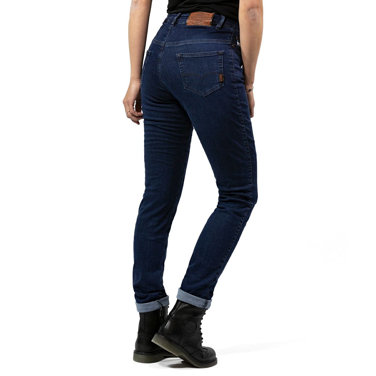 John Doe｜ベティハイ XTM ジーンズ ウーマン｜デニム｜ダークブルー｜モデル着用