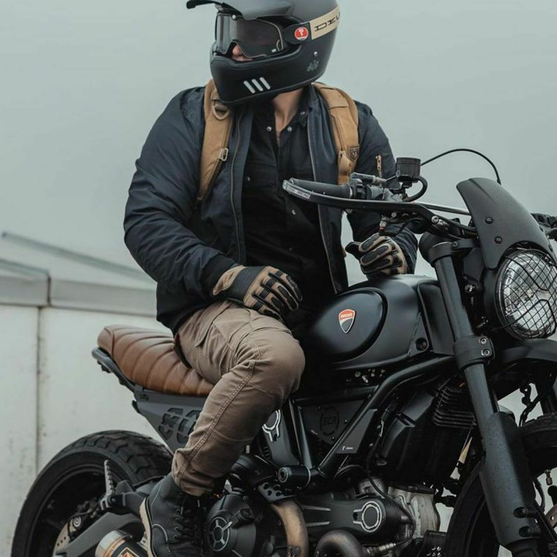 John Doe｜デュランゴ XTM グローブ｜3シーズン｜ブラック×キャメル｜モデル着用