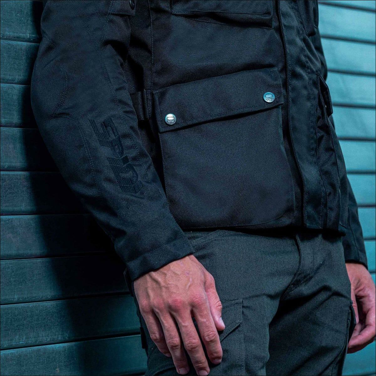 SPIDI｜オリジナル エンデューロ ジャケット｜ファブリック｜ブラック｜モデル着用