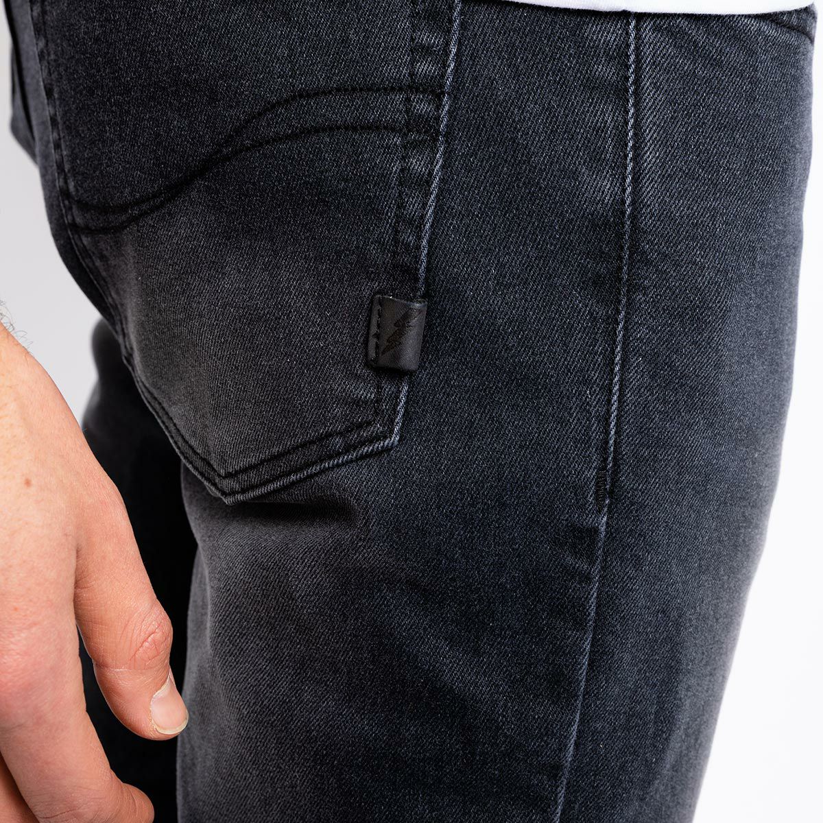 John Doe｜テイラー モノ XTM ジーンズ｜デニム｜ブラックユーズド｜モデル着用