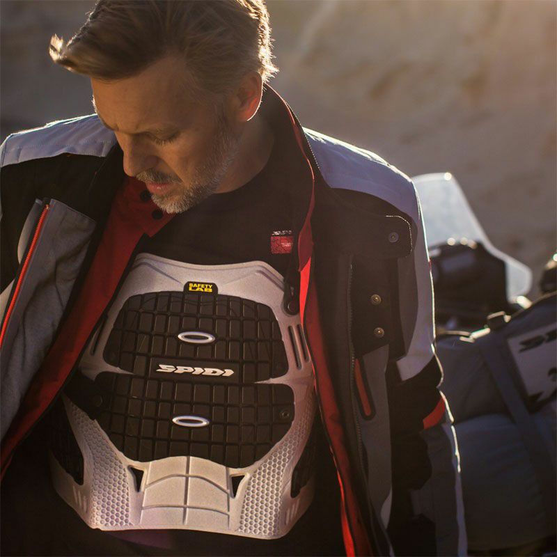 SPIDI｜スラックス ウォリアー｜プロテクター｜グレー×ブラック｜モデル着用