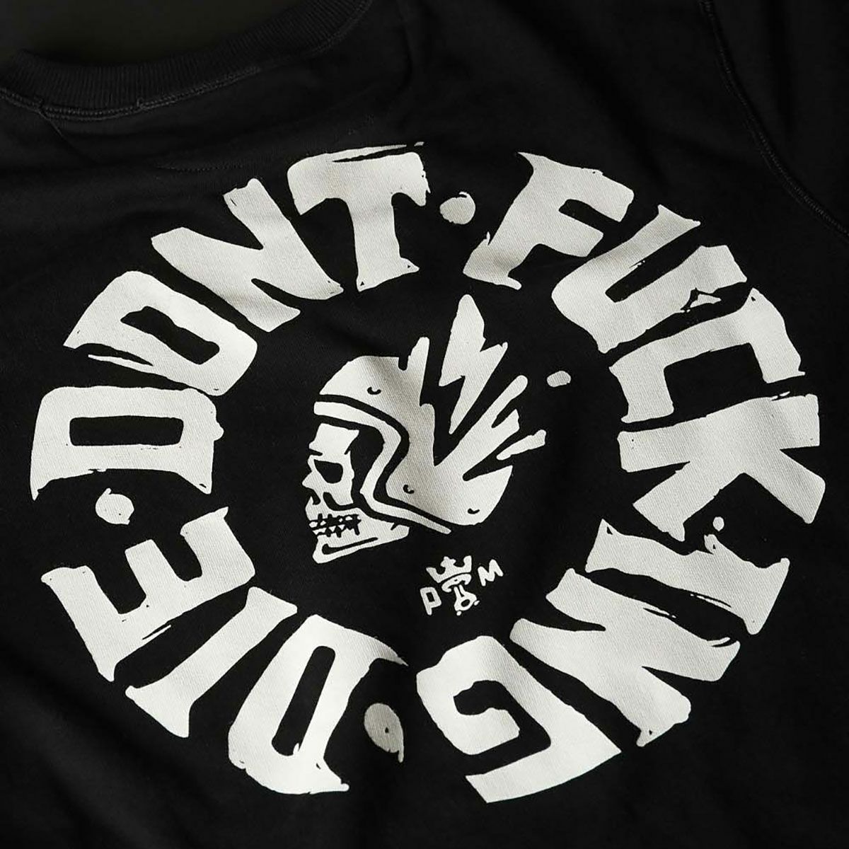 PANDO MOTO｜ジョン ドント ダイ スウェットシャツ｜ブラック｜モデル着用