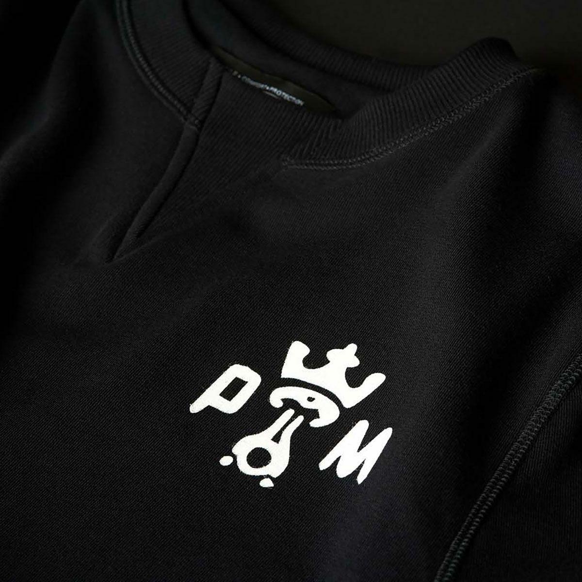 PANDO MOTO｜ジョン ドント ダイ スウェットシャツ｜ブラック｜モデル着用
