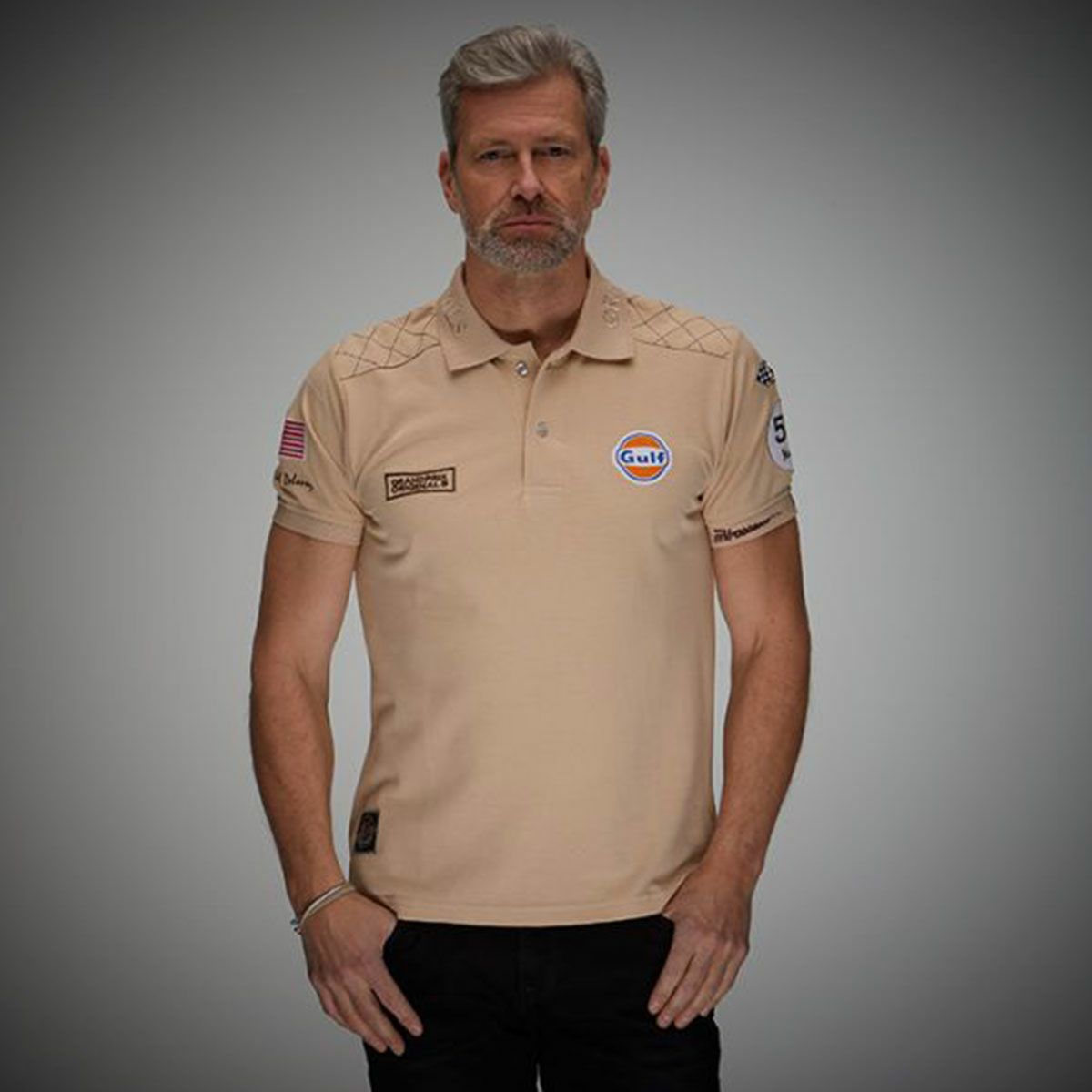 GULF｜M.ディレイニー ポロ｜ポロシャツ｜サンド｜モデル着用