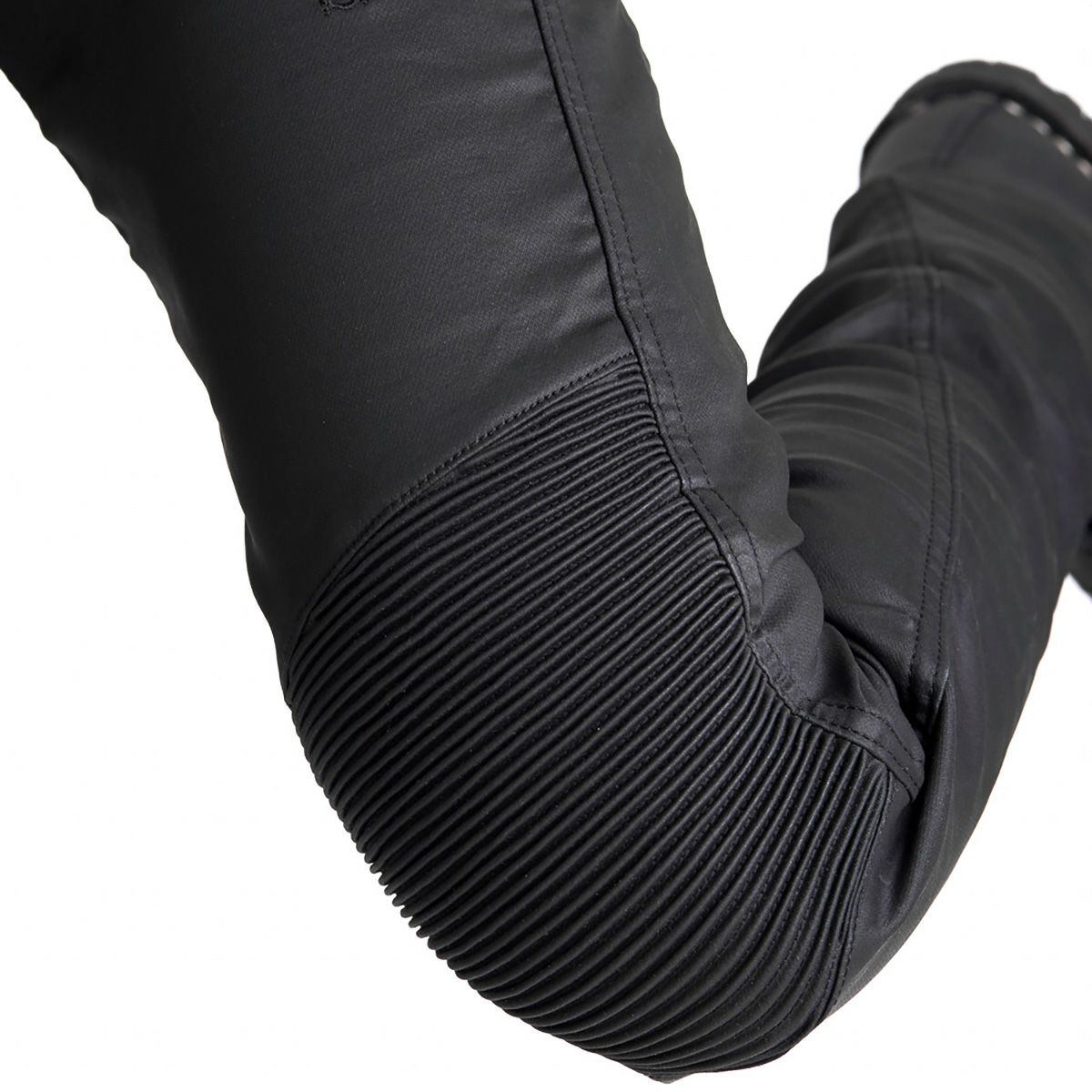 PANDO MOTO｜クサリ ケヴ 02｜デニム｜ブラック｜モデル着用