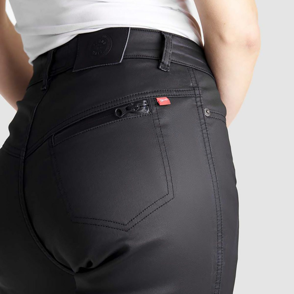 PANDO MOTO｜クサリ ケヴ 02｜デニム｜ブラック｜モデル着用