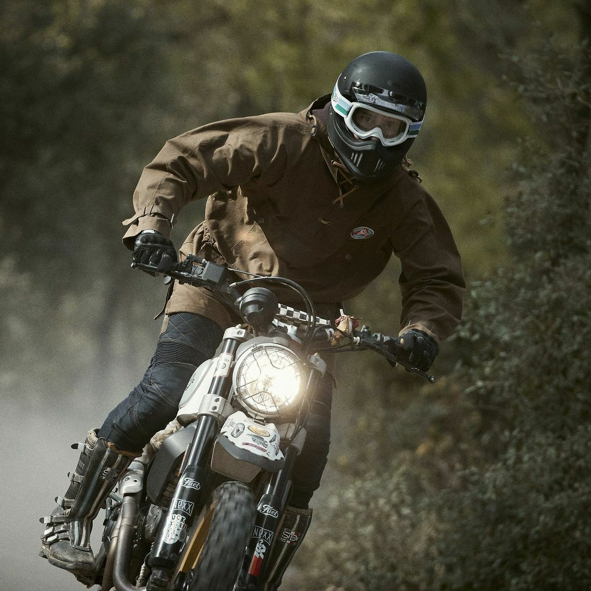 Fuel Motorcycles｜レスキュー レインコート｜レインウェア｜ブラウン｜モデル着用