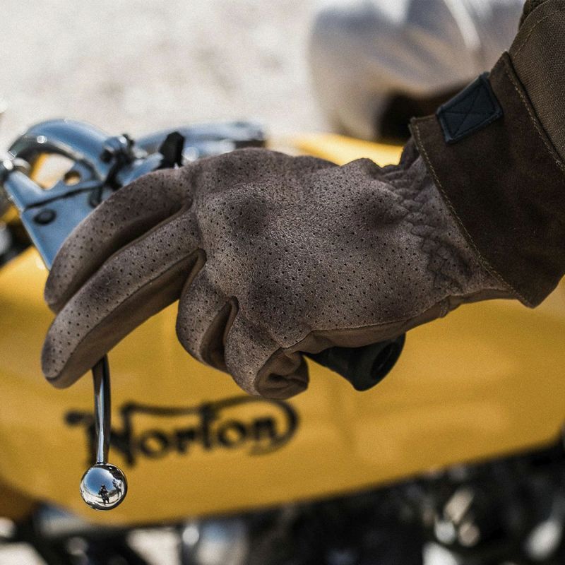 Fuel Motorcycles｜フラット グローブ｜3シーズン｜タン｜モデル着用