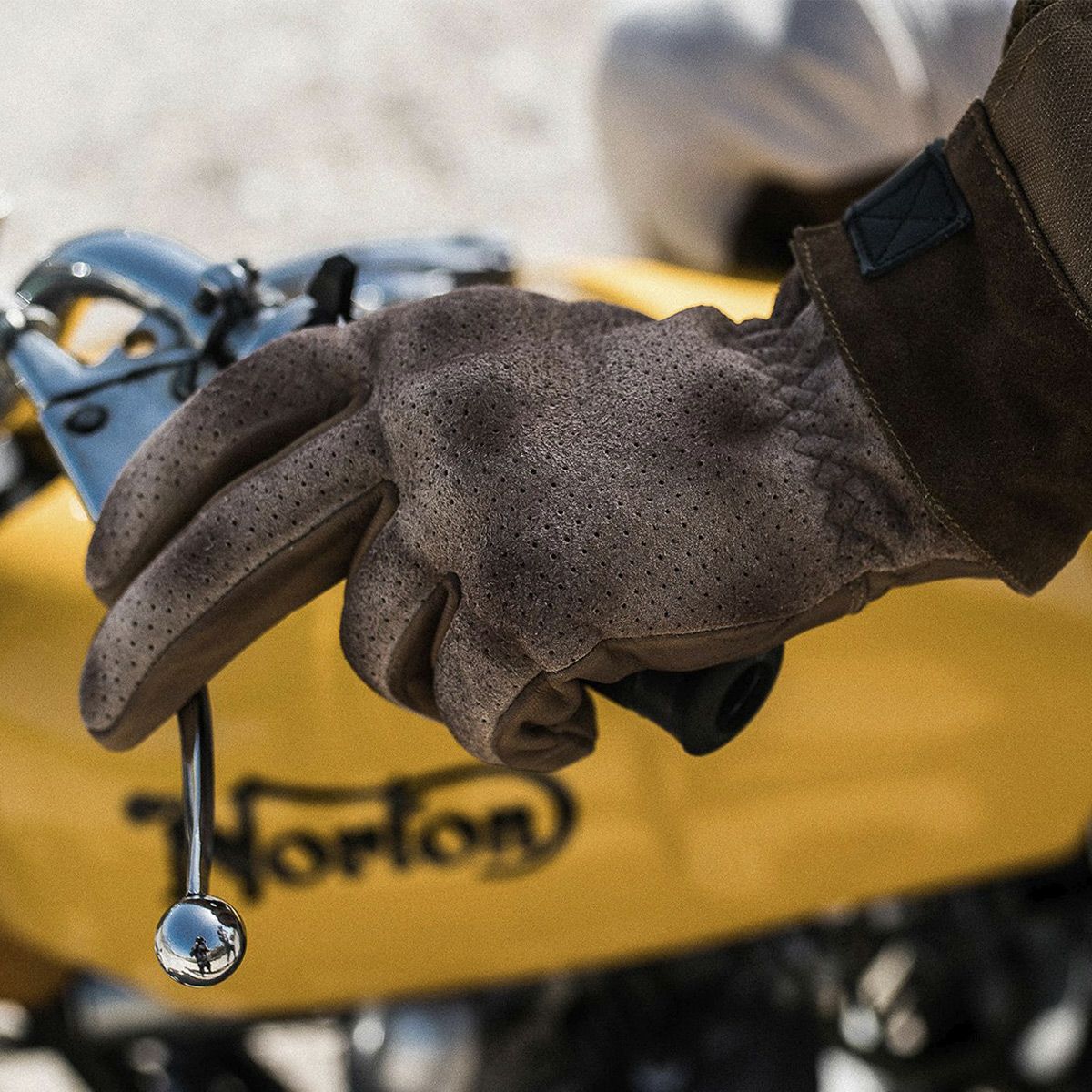 Fuel Motorcycles｜フラット グローブ｜3シーズン｜タン｜モデル着用