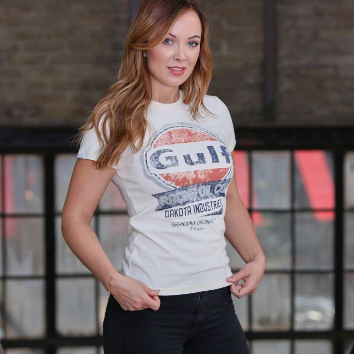 GULF｜レーシング オイル Tシャツ レディ｜Tシャツ｜クリーム｜モデル着用