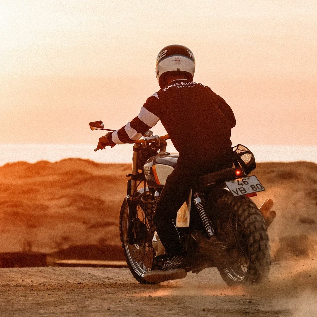 Maria Riding Company｜ワイルド キャット マリア オフロード レーシング ジャージ｜MXジャージ｜ブラック×ホワイト｜モデル着用