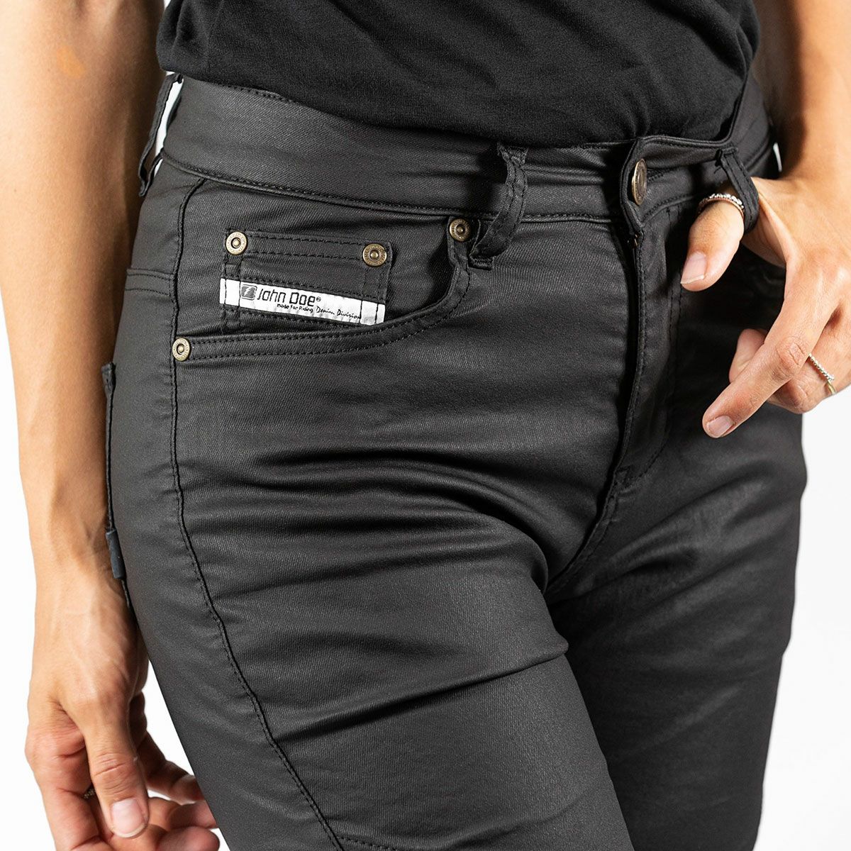 John Doe｜ベティ バイカー ジェギンス ウーマン｜デニム｜ブラック｜モデル着用