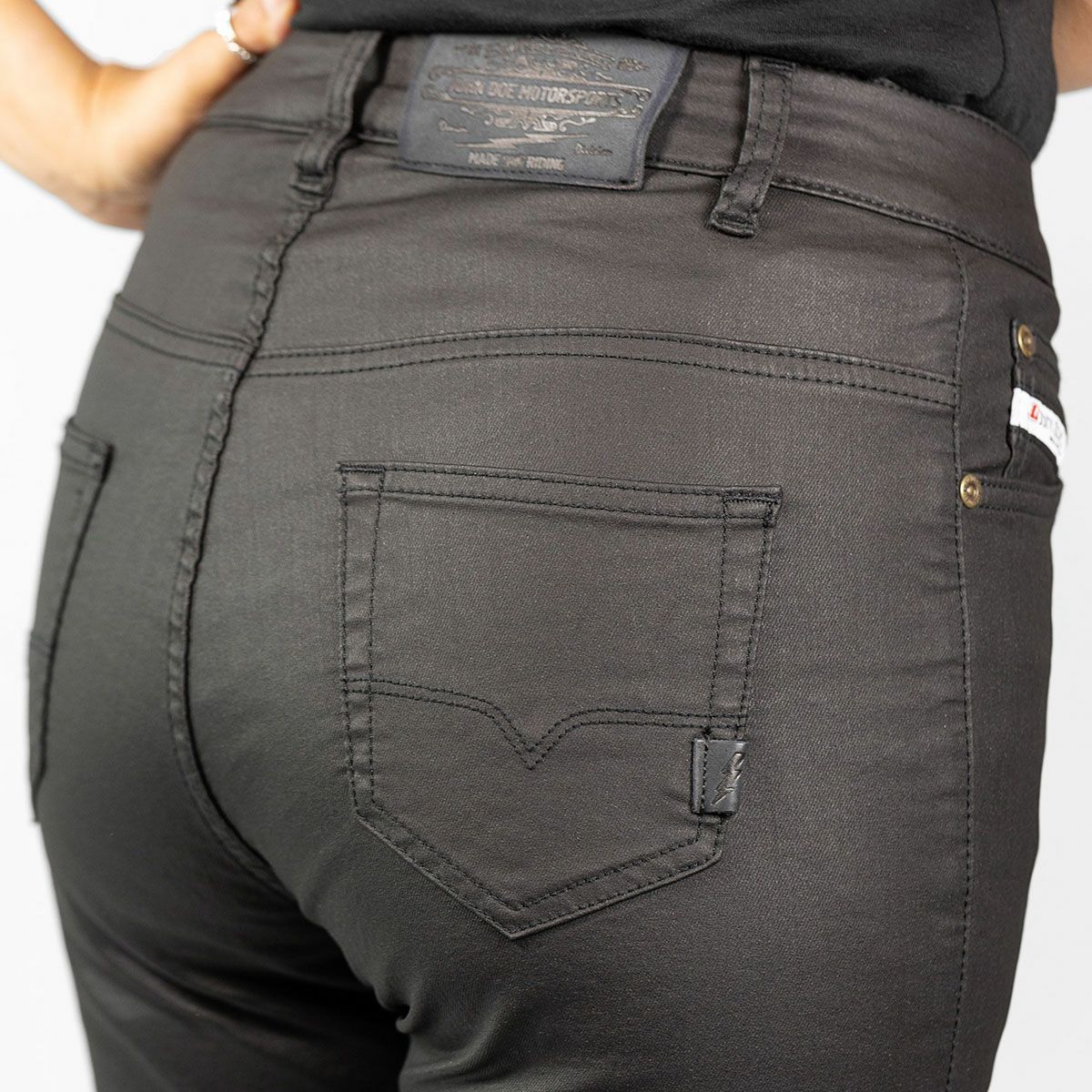 John Doe｜ベティ バイカー ジェギンス ウーマン｜デニム｜ブラック｜モデル着用