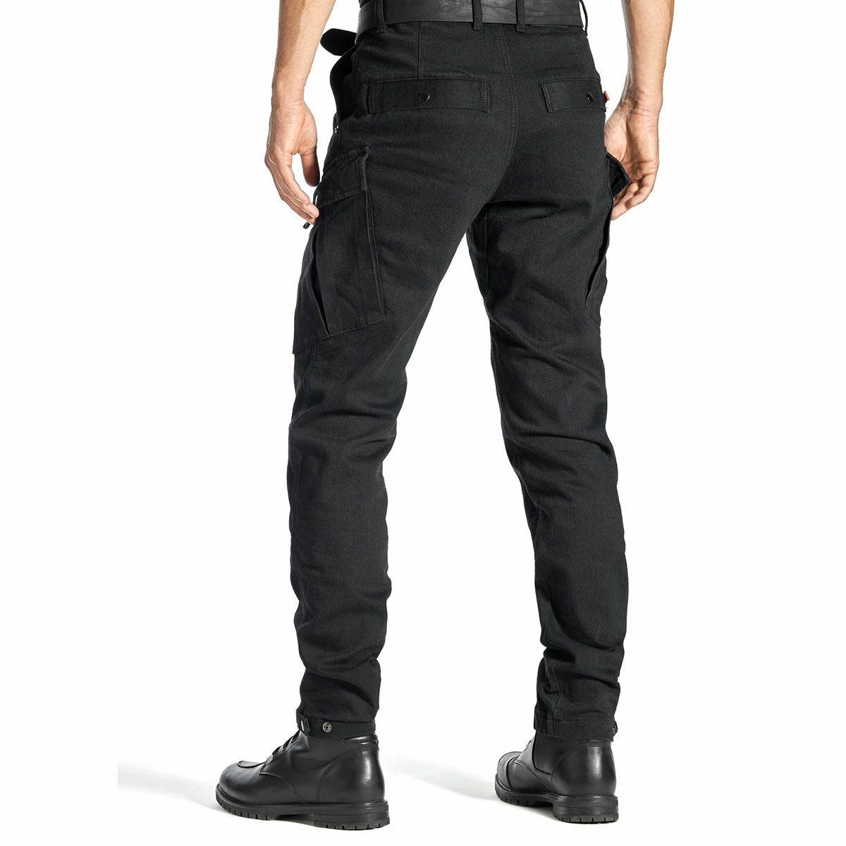 PANDO MOTO｜マーク ケヴ 01｜チノ・カーゴ｜ブラック｜モデル着用