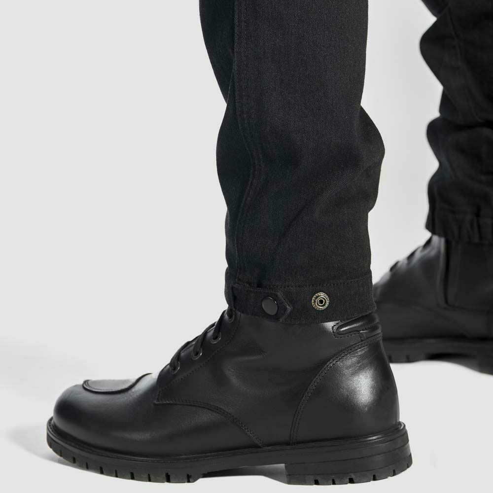 PANDO MOTO｜マーク ケヴ 01｜チノ・カーゴ｜ブラック｜モデル着用