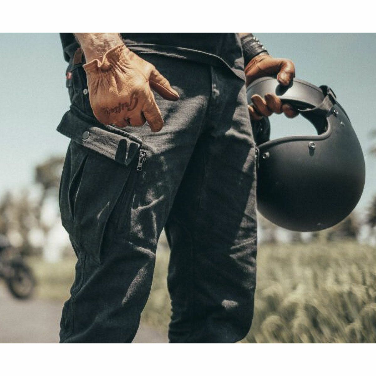 PANDO MOTO｜マーク ケヴ 01｜チノ・カーゴ｜ブラック｜モデル着用