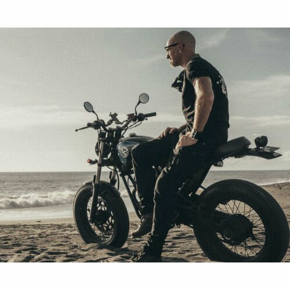 PANDO MOTO｜マーク ケヴ 01｜チノ・カーゴ｜ブラック｜モデル着用