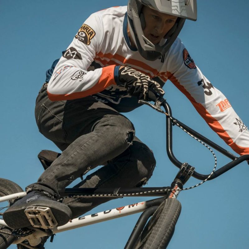 Maria Riding Company｜スーパー ライダー マリア オフロード レーシング ジャージ｜MXジャージ｜レッド×ブルー×ホワイト｜モデル着用