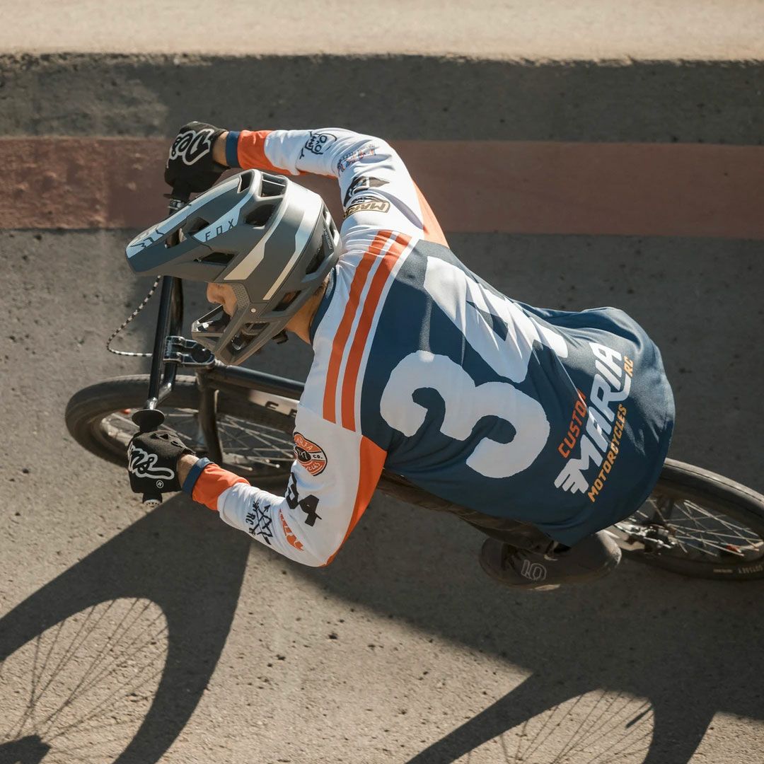 Maria Riding Company｜スーパー ライダー マリア オフロード レーシング ジャージ｜MXジャージ｜レッド×ブルー×ホワイト｜モデル着用