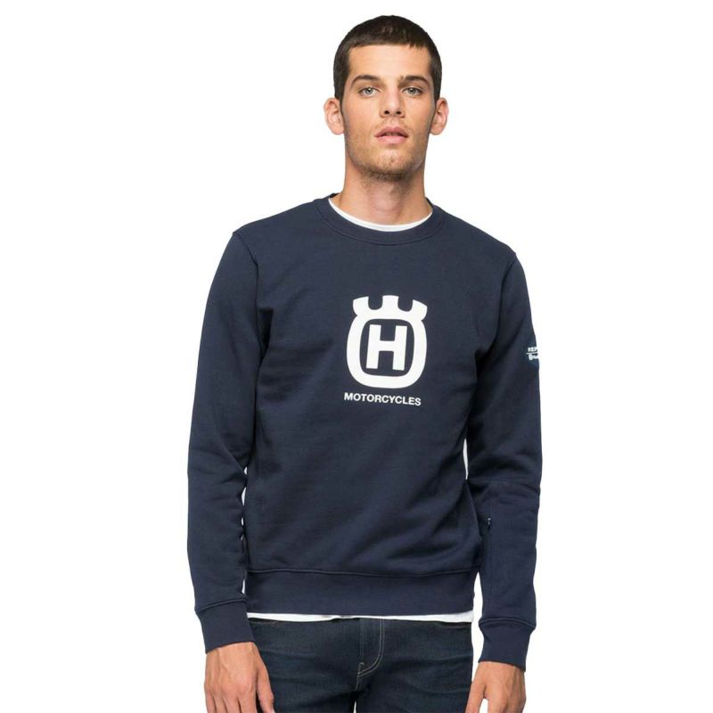 Replay｜クルーネック コットン スウェットシャツ｜ネイビーブルー｜モデル着用