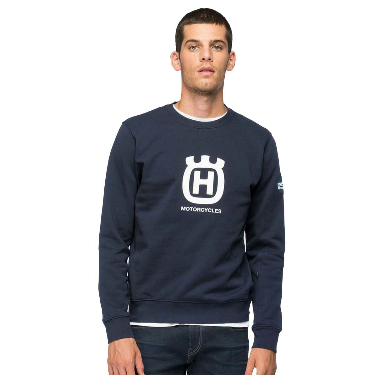 Replay｜クルーネック コットン スウェットシャツ｜ネイビーブルー｜モデル着用