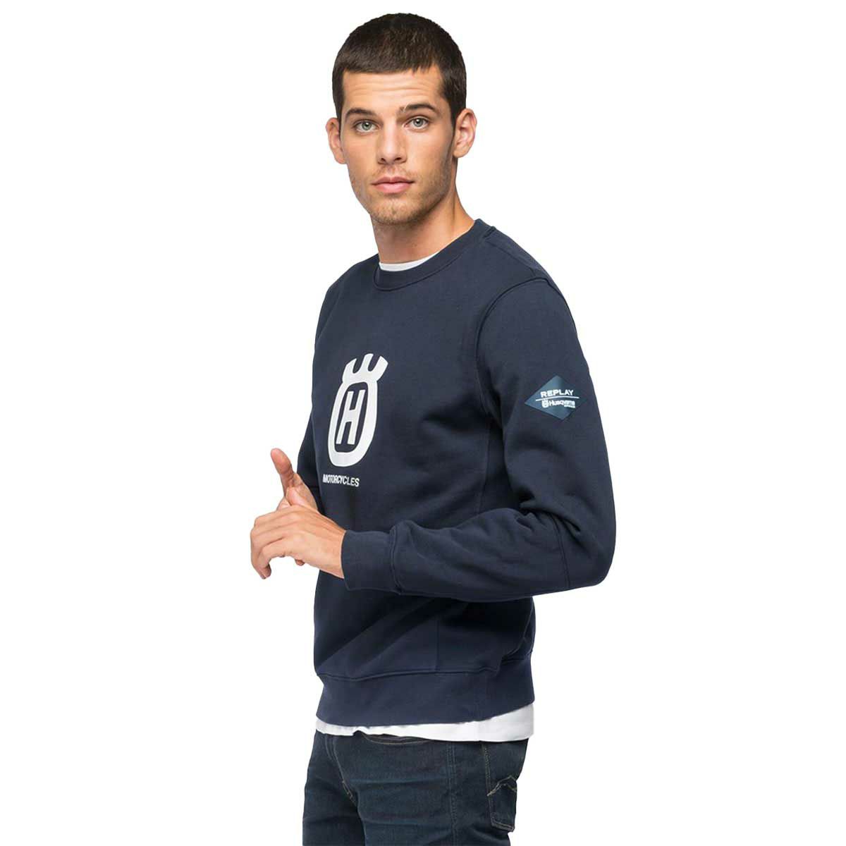 Replay｜クルーネック コットン スウェットシャツ｜ネイビーブルー｜モデル着用
