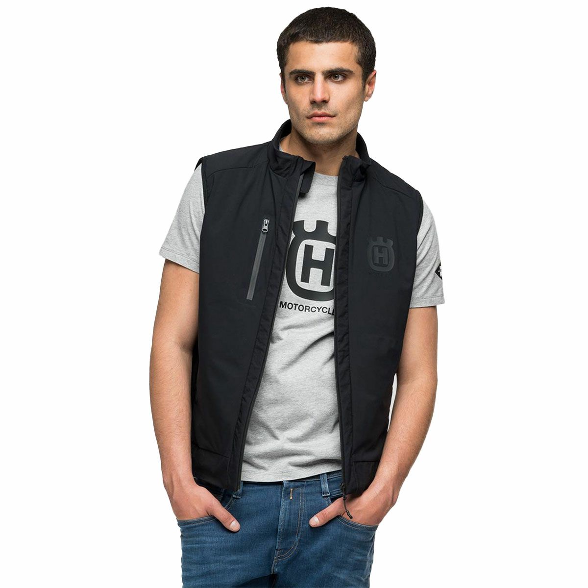 Replay｜フル ジッパー ナイロン ベスト｜ブラック｜モデル着用Replay｜フル ジッパー ナイロン ベスト｜ブラック｜モデル着用