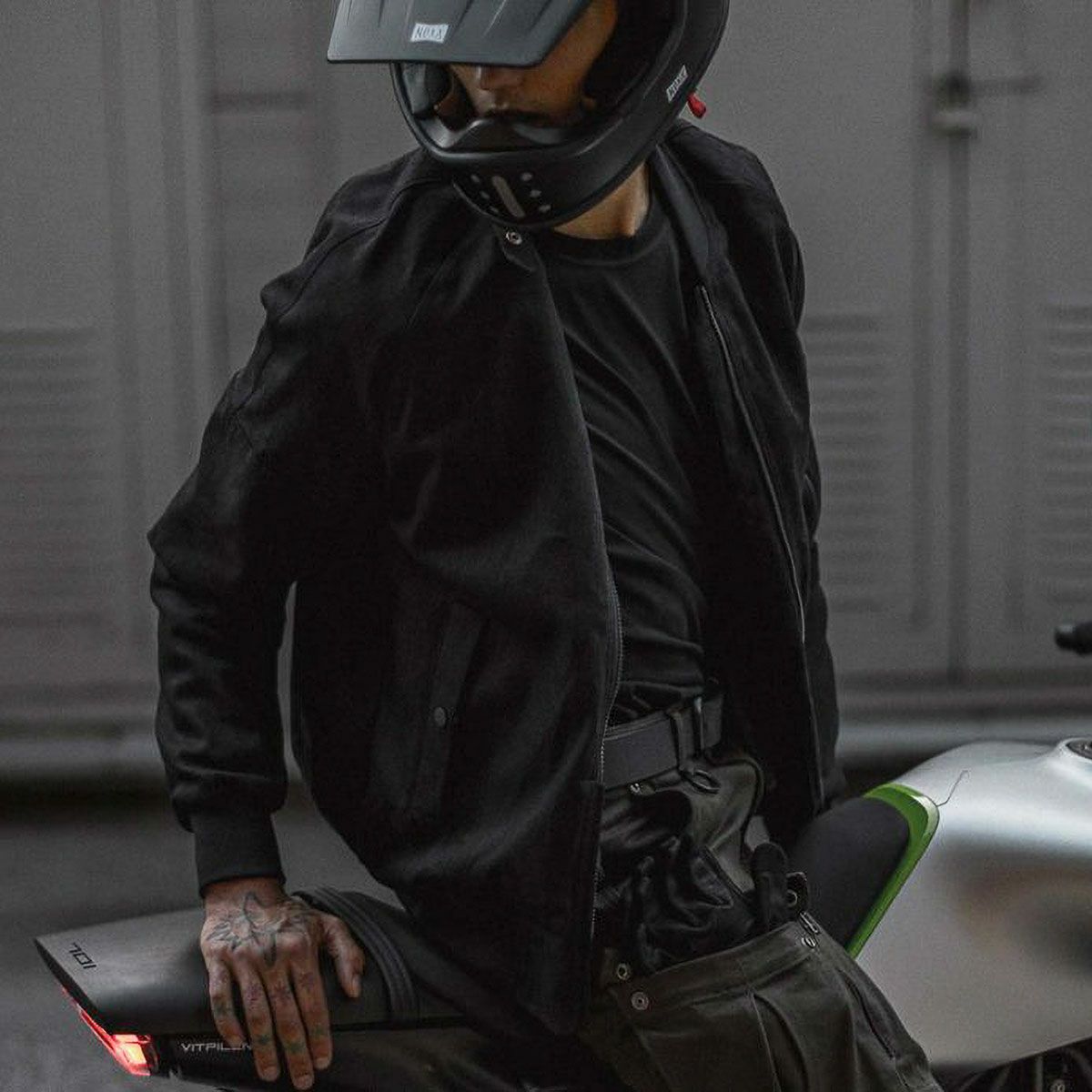 PANDO MOTO｜ボンバー コア 02｜ファブリック｜ブラック｜モデル着用