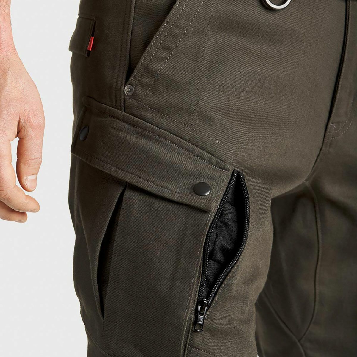 PANDO MOTO｜マーク ケヴ 02｜チノ・カーゴ｜カーキ｜モデル着用