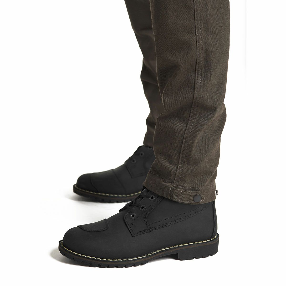 PANDO MOTO｜マーク ケヴ 02｜チノ・カーゴ｜カーキ｜モデル着用