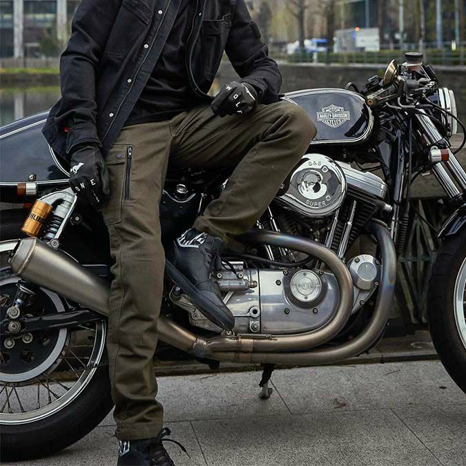 PANDO MOTO｜マーク ケヴ 02｜チノ・カーゴ｜カーキ｜モデル着用