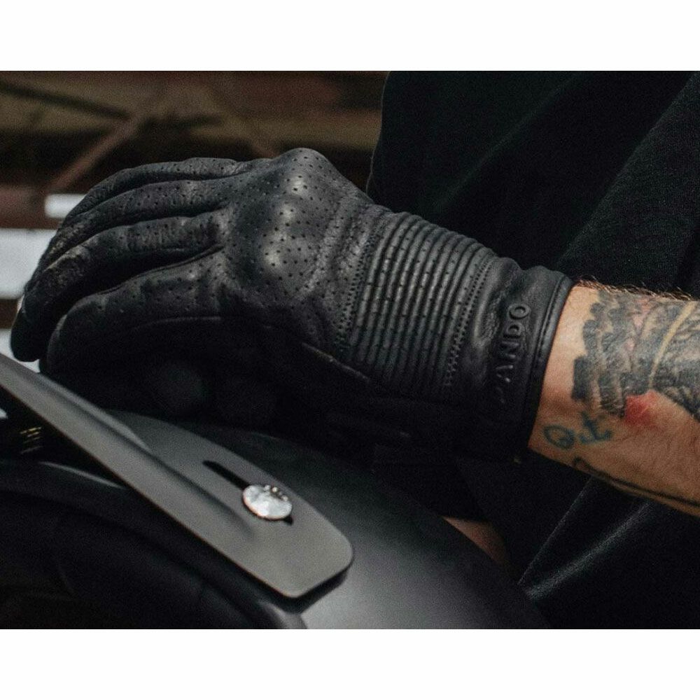 PANDO MOTO｜オニクス グローブ｜3シーズンPANDO MOTO｜オニクス グローブ｜3シーズン｜ブラック｜モデル着用