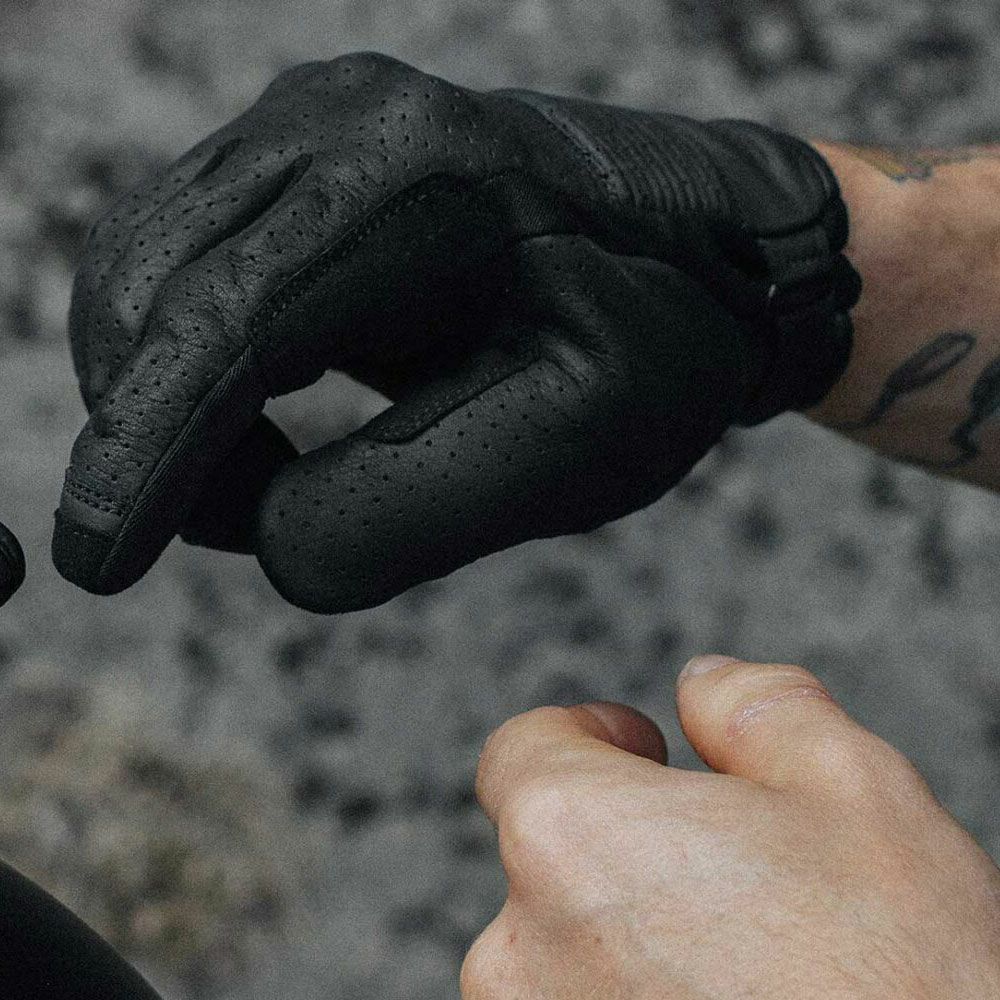 PANDO MOTO｜オニクス グローブ｜3シーズンPANDO MOTO｜オニクス グローブ｜3シーズン｜ブラック｜モデル着用