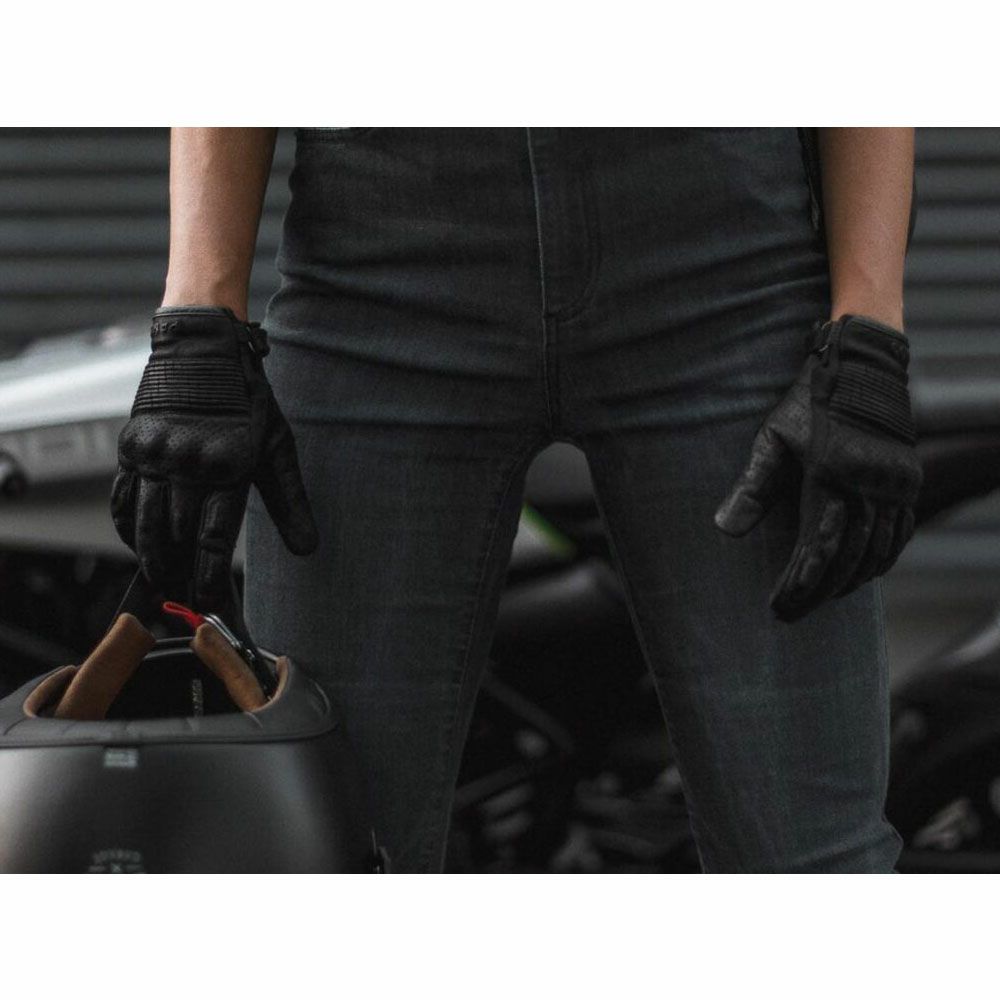 PANDO MOTO｜オニクス グローブ｜3シーズンPANDO MOTO｜オニクス グローブ｜3シーズン｜ブラック｜モデル着用