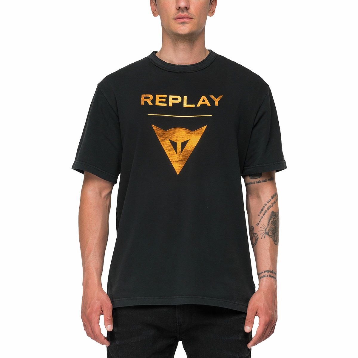 Replay｜REPLAY×DAINESE ガーメントダイ アイコンTシャツ｜ブラック｜モデル着用