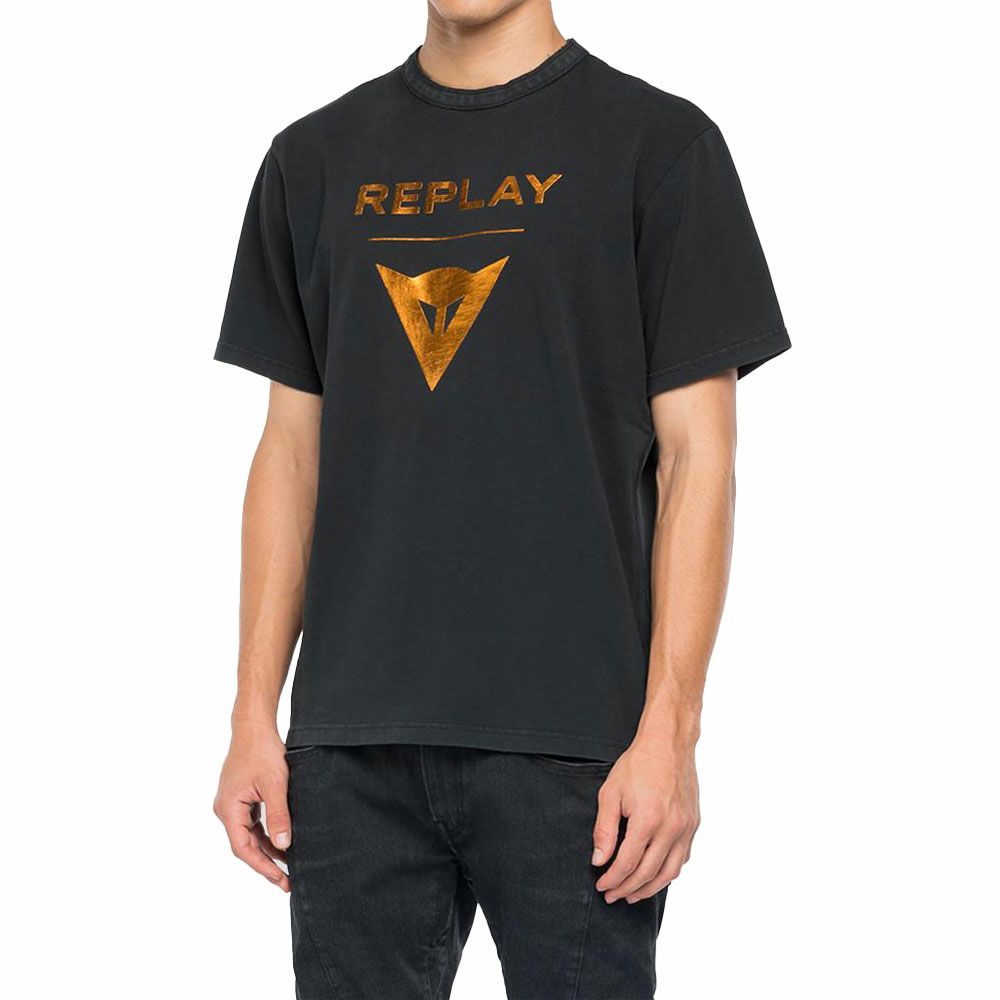 Replay｜REPLAY×DAINESE ガーメントダイ アイコンTシャツ｜ブラック｜モデル着用