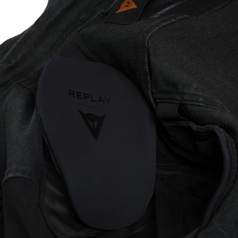 Replay｜REPLAY×DAINESE ハイパーコーデュラ ライディングジャケット｜ファブリック｜ブラック｜モデル着用