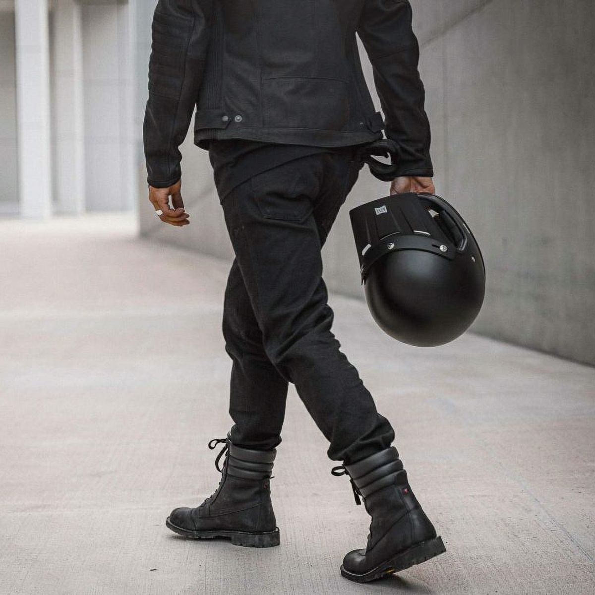 PANDO MOTO｜タタミ LT01｜レザー｜ブラック｜モデル着用